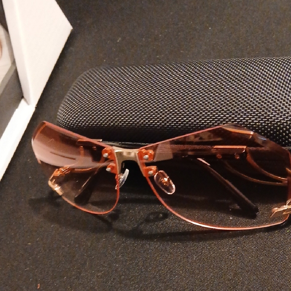 Stylish Pink Tinted Sunglasses with Case - Picture 6 of 6